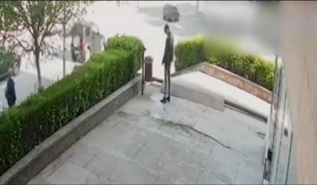 VIDEO// Tragedie: Un elev de 18 ani a murit după ce şi-a dat foc în faţa liceului pentru că a pierdut bani la jocurile de noroc 2 VIDEO// Tragedie: Un elev de 18 ani a murit după ce şi-a dat foc în faţa liceului pentru că a pierdut bani la jocurile de noroc