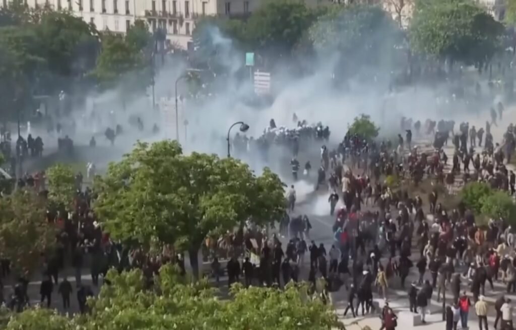 VIDEO// Proteste violente în Franța, soldate cu sute de răniți. Forțele de ordine au folosit gaze lacrimogene şi tunuri cu apă
