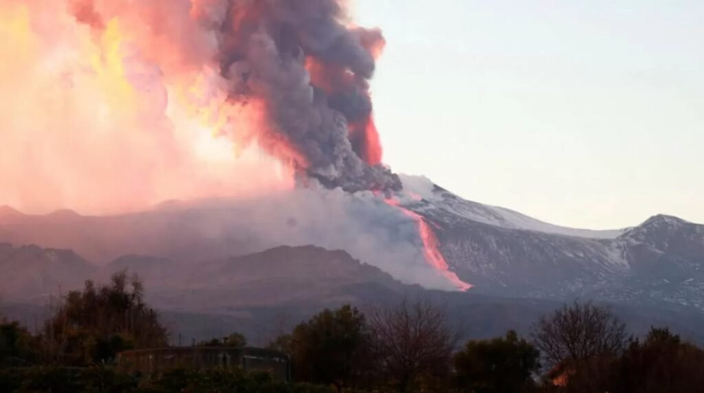 VIDEO// Vulcanul Etna a erupt. Aeroportul din Catania a fost închis, iar o ploaie de cenuşă şi zgură a acoperit localităţile 4 VIDEO// Vulcanul Etna a erupt. Aeroportul din Catania a fost închis, iar o ploaie de cenuşă şi zgură a acoperit localităţile