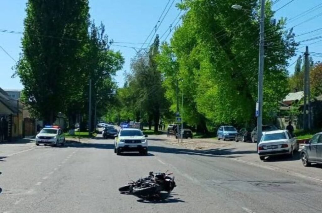 Un motociclist a tamponat o tânără de 24 de ani, pe șos. Muncești. Ambii au fost preluați de ambulanță
