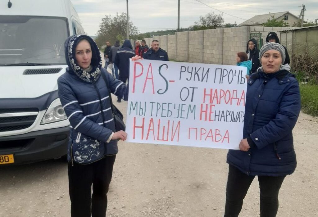 VIDEO// Zeci de autocare au fost blocate la ieșirea din Bălți. Mii de oameni au coborât să protesteze în fața Primăriei 9 VIDEO// Zeci de autocare au fost blocate la ieșirea din Bălți. Mii de oameni au coborât să protesteze în fața Primăriei