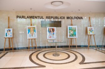 Parlamentul Republicii Moldova găzduiește o expoziție inedită de pictură cu genericul „Femei în ie”