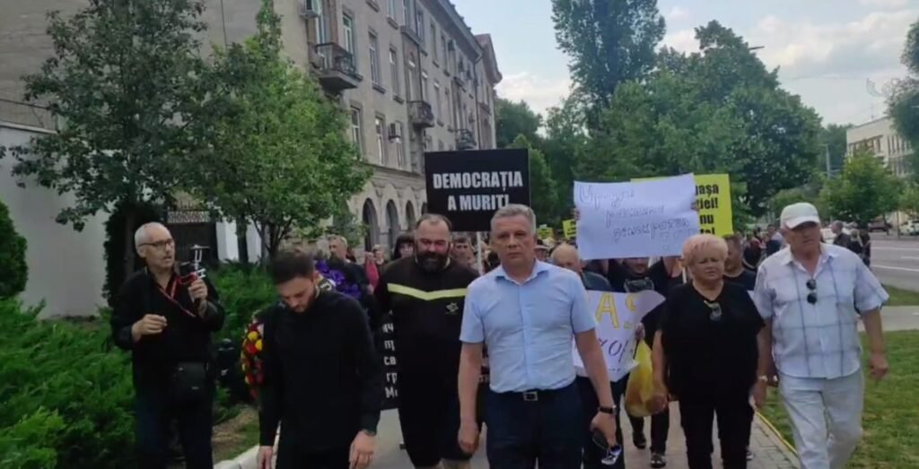 VIDEO// 10 polițiști nu puteau împărți un sicriu confiscat de la bărbat care urma să participe la un protest în fața Curții Constituționale 1 VIDEO// 10 polițiști nu puteau împărți un sicriu confiscat de la bărbat care urma să participe la un protest în fața Curții Constituționale