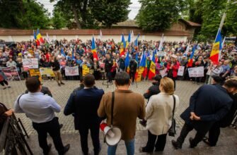 FOTO// Sute de oameni au protestat la Curtea Constituțională, în susținerea Partidului „ȘOR”, pe care guvernarea vrea să-l scoată în afara legii