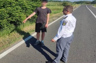 FOTO// Un minor din Republica Moldova a fost găsit de polițiștii de frontieră înotând peste râul Prut: ”Nu mai suportam dorul de mamă, care e în Italia”