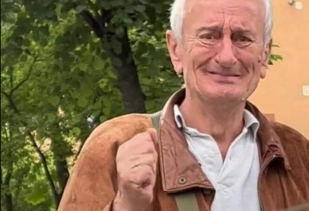VIDEO// Un bărbat a început să plângă după ce și-a vândut Dacia, mașina lui de 34 de ani. Reacțiile internauților 1 VIDEO// Un bărbat a început să plângă după ce și-a vândut Dacia, mașina lui de 34 de ani. Reacțiile internauților