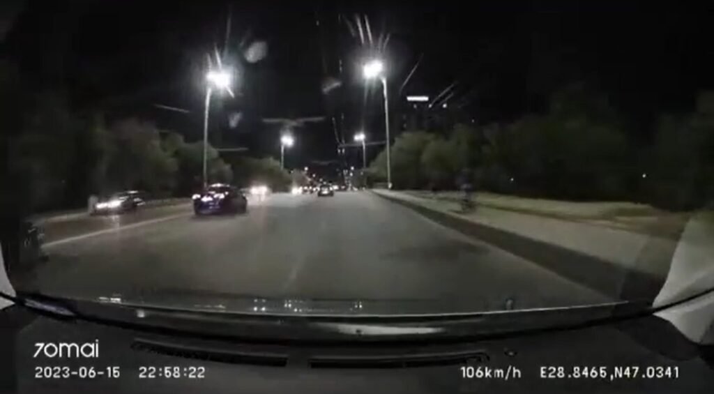 VIDEO// Întreceri nocturne, încălcări și pericol pentru alți participanți în trafic pe străzile Chișinăului: ”Hai să nu ne mai vedem, băieței” 1 VIDEO// Întreceri nocturne, încălcări și pericol pentru alți participanți în trafic pe străzile Chișinăului: ”Hai să nu ne mai vedem, băieței”