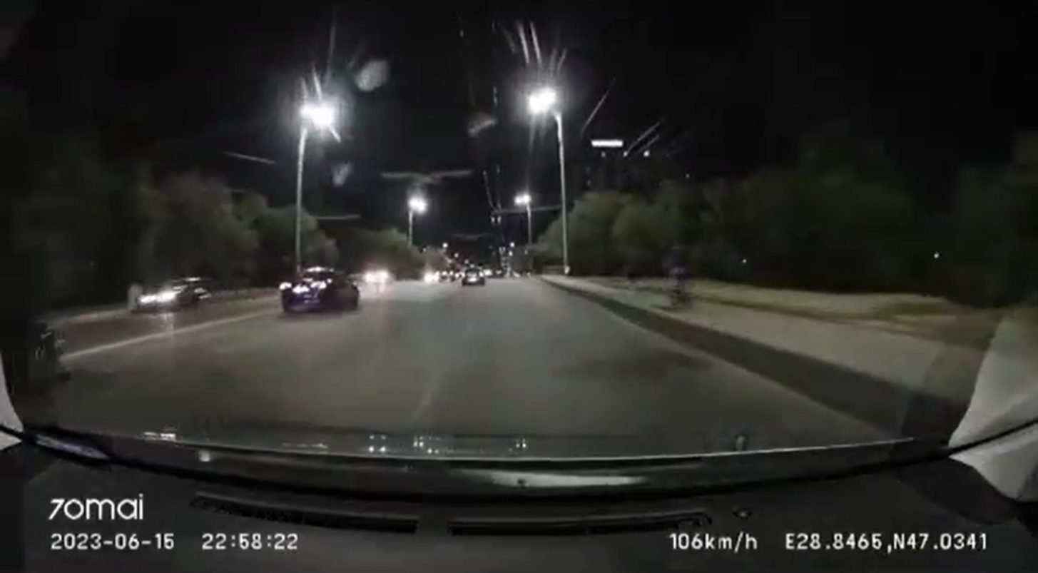 VIDEO// Întreceri nocturne, încălcări și pericol pentru alți participanți în trafic pe străzile Chișinăului: ”Hai să nu ne mai vedem, băieței”