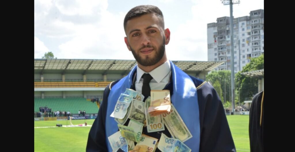 FOTO// Un student a mers la ceremonia de absolvire a Universității de Medicină acoperit cu euro și dolari. Internauții au criticat: ”Este aluzie la corupție”