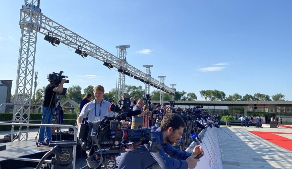 FOTO// Peste 600 de jurnaliștii au ajuns la Bulboaca pentru a reflecta Summitul Comunității Politice Europene 9 FOTO// Peste 600 de jurnaliștii au ajuns la Bulboaca pentru a reflecta Summitul Comunității Politice Europene