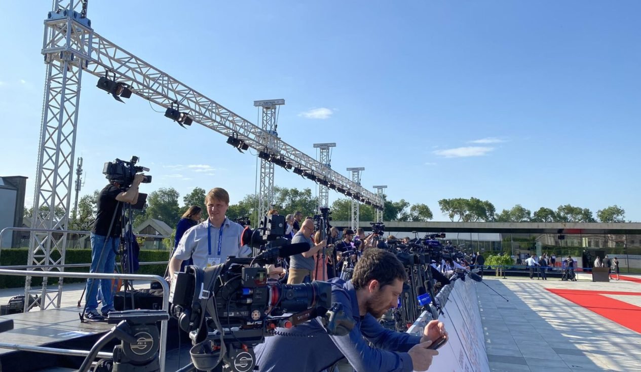 FOTO// Peste 600 de jurnaliștii au ajuns la Bulboaca pentru a reflecta Summitul Comunității Politice Europene