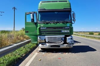 FOTO// Și-a înjunghiat soția și a lăsat-o în stradă să moară, după care a făcut un accident și a decedat și el. Un TIR din Moldova, implicat în coliziune
