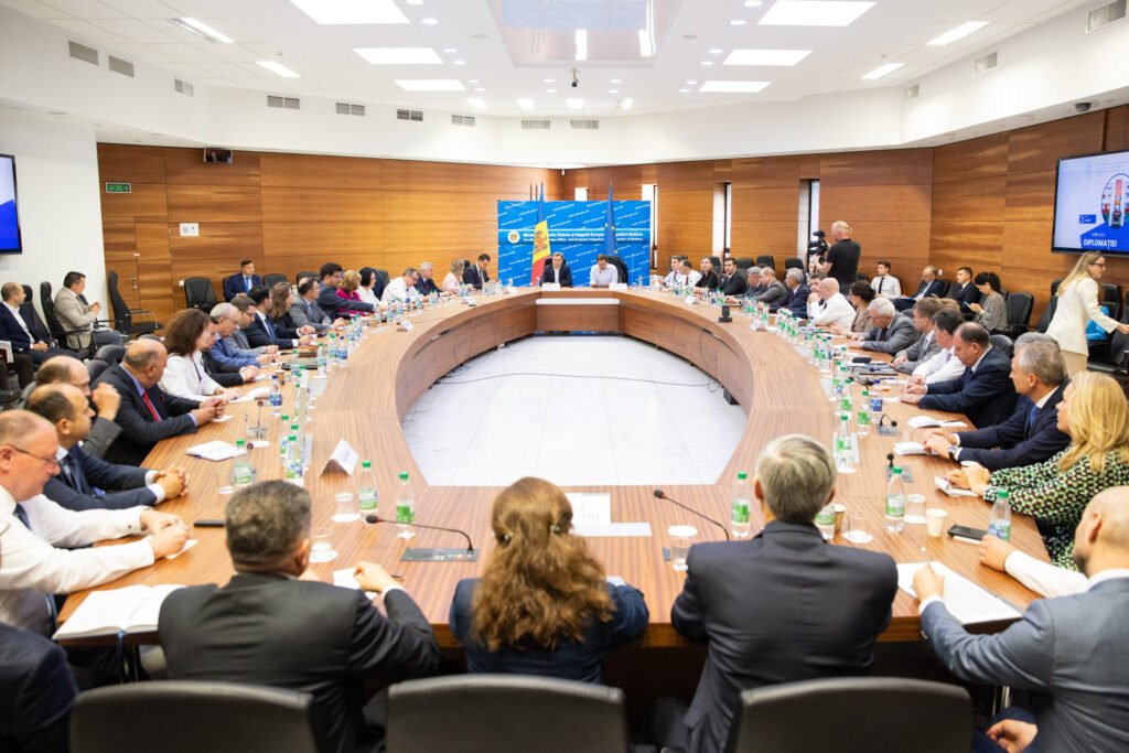 Prim-ministrul Dorin Recean, la reuniunea Diplomației: „Vă îndemn pe fiecare să promovăm produsele moldovenești” 1 Prim-ministrul Dorin Recean, la reuniunea Diplomației: „Vă îndemn pe fiecare să promovăm produsele moldovenești”