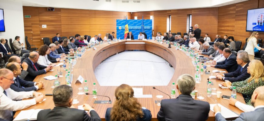Prim-ministrul Dorin Recean, la reuniunea Diplomației: „Vă îndemn pe fiecare să promovăm produsele moldovenești”