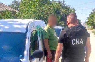 Un bărbat din Drochia, reținut în flagrant de CNA. Ar fi vrut să ajute un șofer, prins în stare de ebrietate, să scape de răspundere în schimbul a 2000 de euro