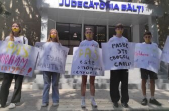FOTO// Zeci de tineri au protestat la Bălți împotriva cenzurii impuse de PAS: ”Oare aceasta este libertate?”