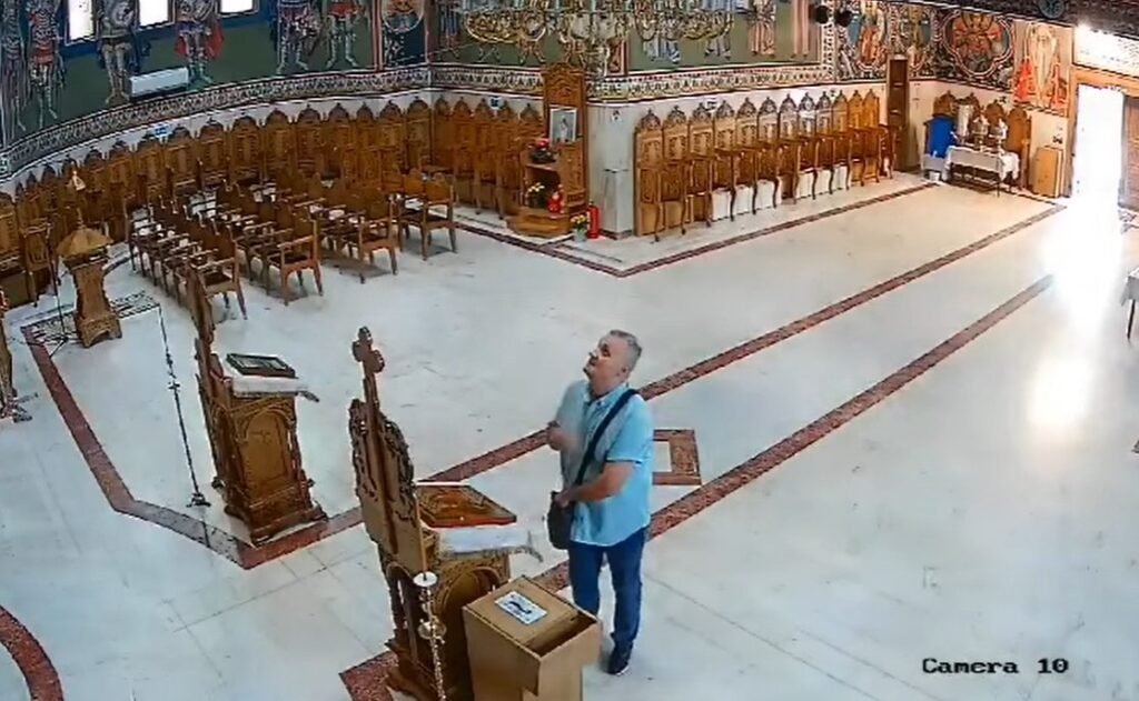 VIDEO// Un bărbat își face cruce în timp ce fură banii din cutia milei dintr-o biserică 1 VIDEO// Un bărbat își face cruce în timp ce fură banii din cutia milei dintr-o biserică