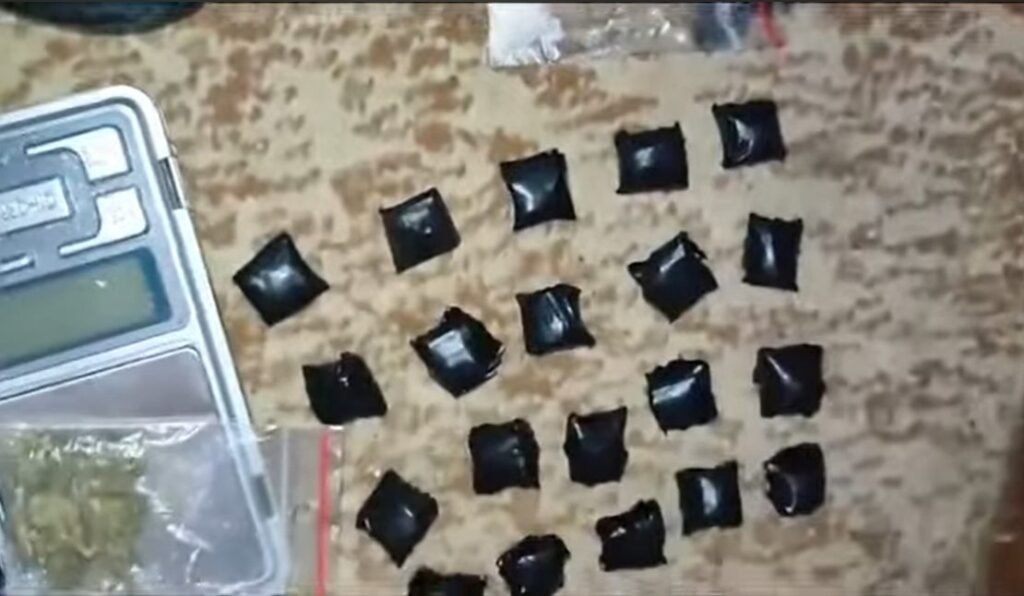 VIDEO// Un tânăr din Capitală, reținut de polițiști pentru comercializarea drogurilor online