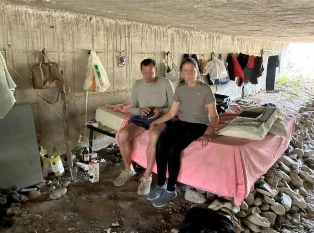Un român și o moldoveancă trăiesc sub un pod din Italia de aproape doi ani: „Acest tunel este casa noastră!”