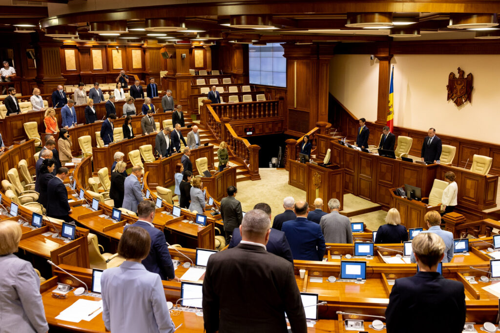 Deputații au ținut un moment de reculegere în memoria primului Președinte al Republicii Moldova, Mircea Snegur 1 53201854092 fcc90aa623 k