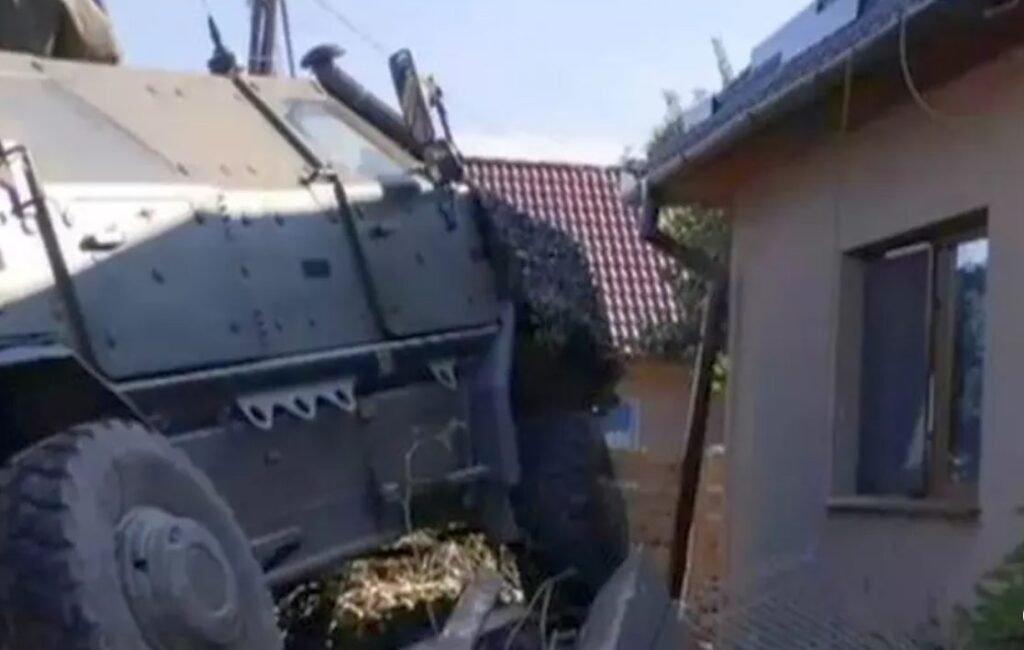 Accident cu o blindată NATO în Covasna. Vehiculul de luptă a dărâmat gardul unei locuințe