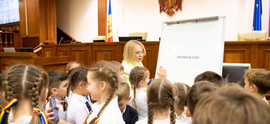 Copii și tineri, în discuții cu deputații despre procesele democratice din societate