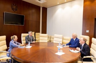 Deputații Mariana Lucrețeanu și Adrian Belîi l-au primit la Parlament pe renumitul cercetător american, laureat al Premiului Nobel, Randy Schekman