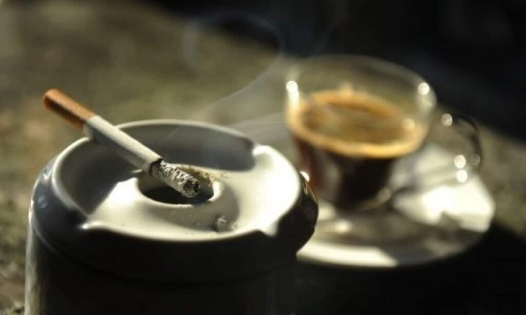 fumezi si bei cafea dimineata pe stomacul gol iata cum te afecteaza acest obicei