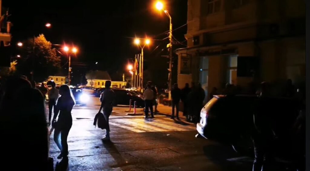 VIDEO// Mai multe clase de elevi s-au bătut în stradă de la banii strânși pentru Balul Bobocilor 2 VIDEO// Mai multe clase de elevi s-au bătut în stradă de la banii strânși pentru Balul Bobocilor