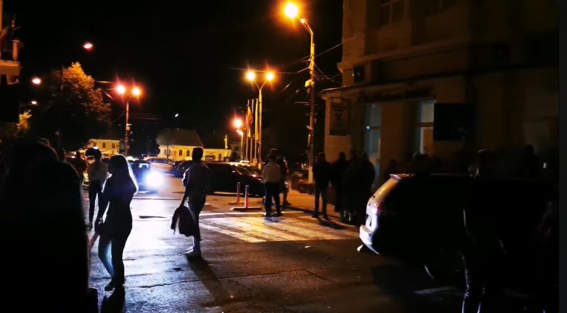 VIDEO// Mai multe clase de elevi s-au bătut în stradă de la banii strânși pentru Balul Bobocilor