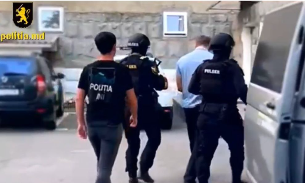 Alte patru persoane, printre care și organizatorii schemei infracționale, reținute în dosarul cu droguri de peste 2,5 milioane de lei 1 ofiterii directiei combaterea criminalitatii organizate a ini