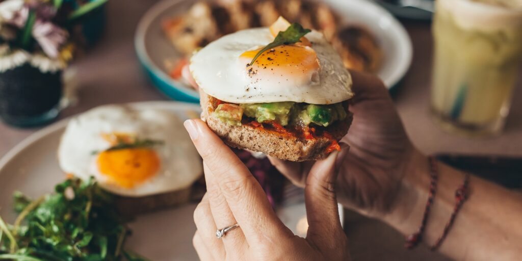 Alimentul perfect pentru micul dejun. Nu îngrașă, e sățios și stimulează bila leneșă 1 oul alimentul cu o valoare nutritiva complexa