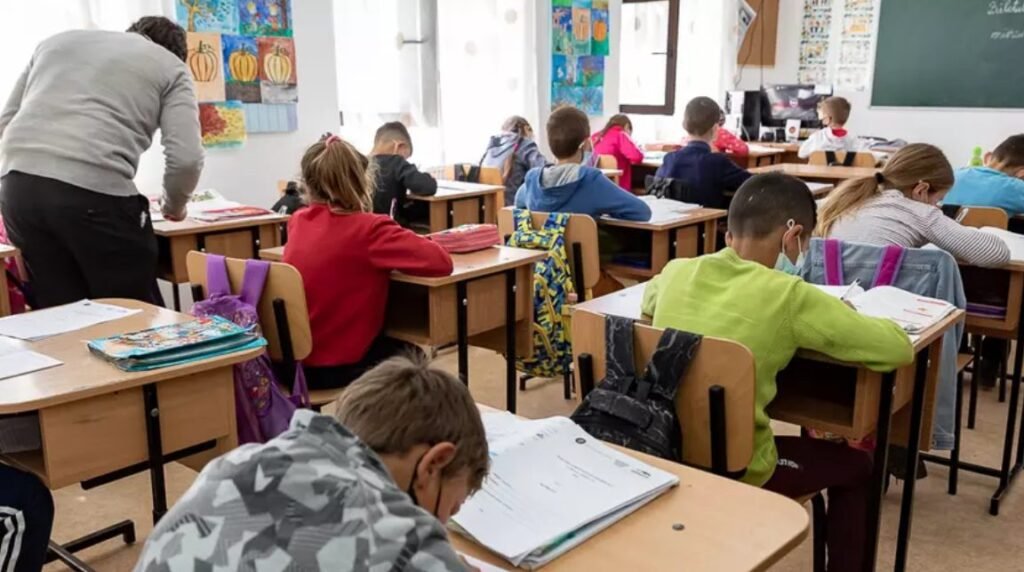 Cum acționau cei doi profesori traficanți de droguri. Judecătorii au dispus arestarea lor pentru 30 de zile 1 Cum acționau cei doi profesori traficanți de droguri. Judecătorii au dispus arestarea lor pentru 30 de zile