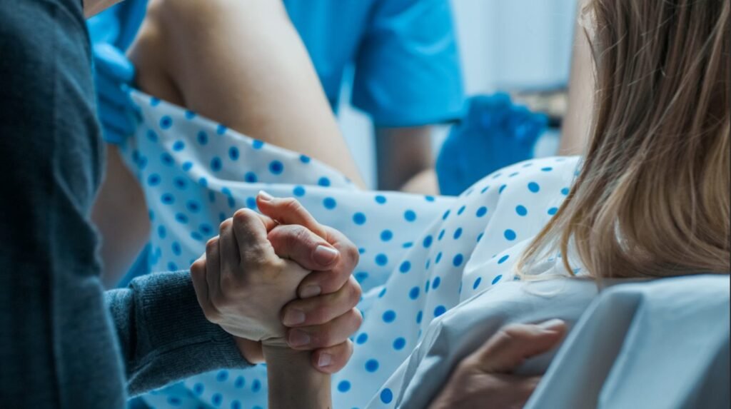 Un bărbat cere un miliard de dolari despăgubiri unei maternități pentru că a rămas traumatizat după ce a asistat la nașterea copilului său 1 Un bărbat cere un miliard de dolari despăgubiri unei maternități pentru că a rămas traumatizat după ce a asistat la nașterea copilului său