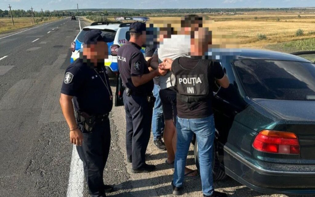 Un parajurist al unui ONG din Chișinău și alți doi complici – în arest. Droguri de peste 150 000 lei puse în circulație și peste 130 000 lei ridicați