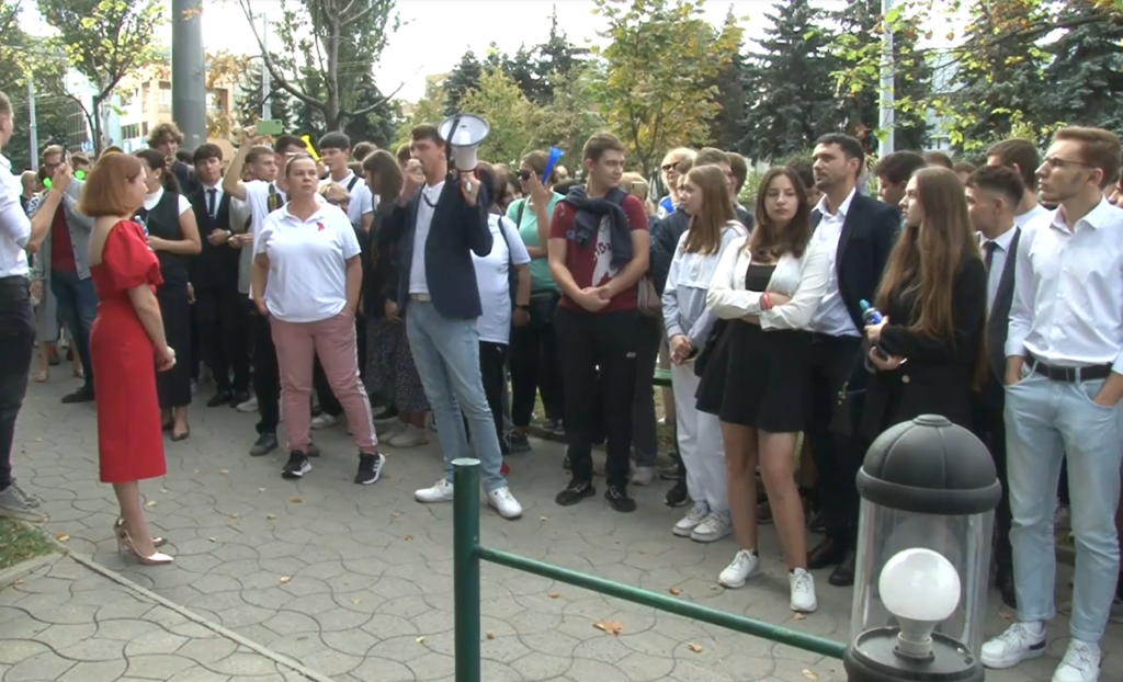 LIVE// Partidul ”Renaștere” a organizat un protest în fața CNA, în susținerea colegilor lor 1 screenshot 1 14