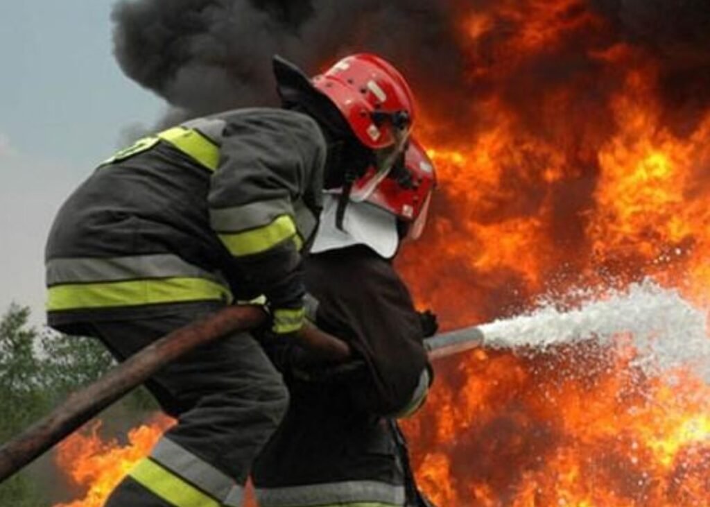 Un bărbat a incendiat o locuință în care se aflau mai mulți oameni. Două persoane au avut nevoie de îngrijiri medicale