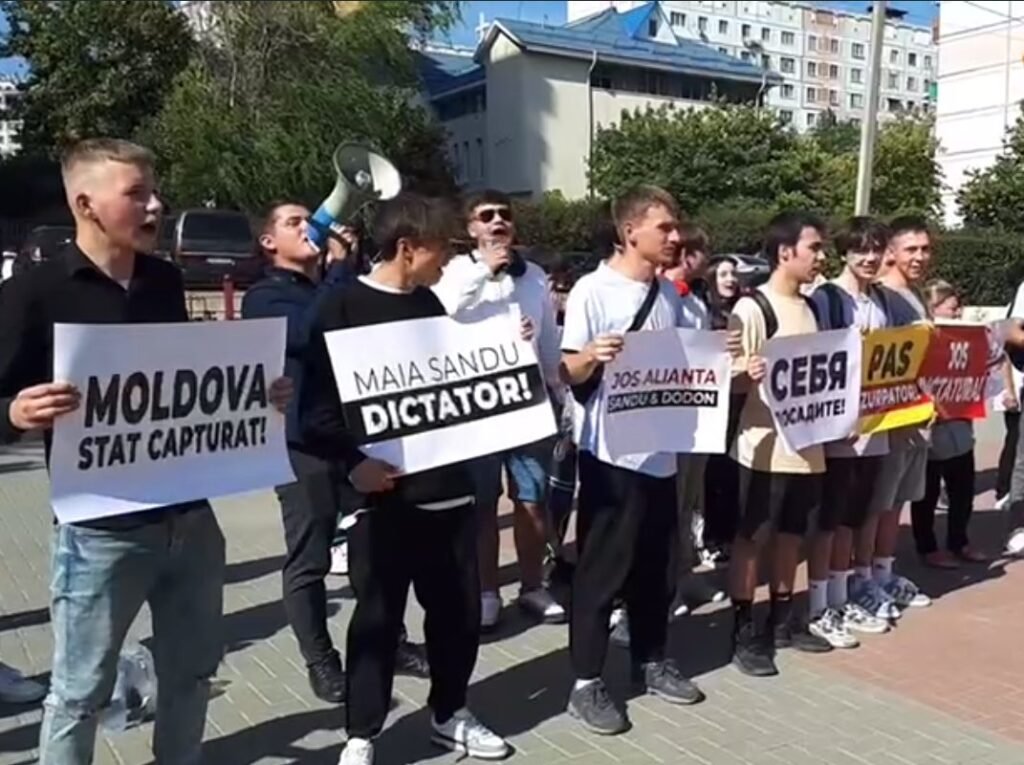 VIDEO// Protest în susținerea deputatului Alexandr Nesterovschi: ”Jos alianța Sandu-Dodon”