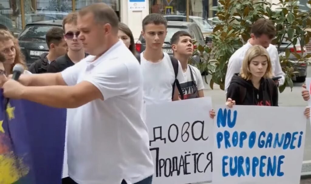 VIDEO// De ce a rupt Alexandr Nesterovschi drapelul Uniunii Europene? Răspunsul deputatului 1 VIDEO// De ce a rupt Alexandr Nesterovschi drapelul Uniunii Europene? Răspunsul deputatului