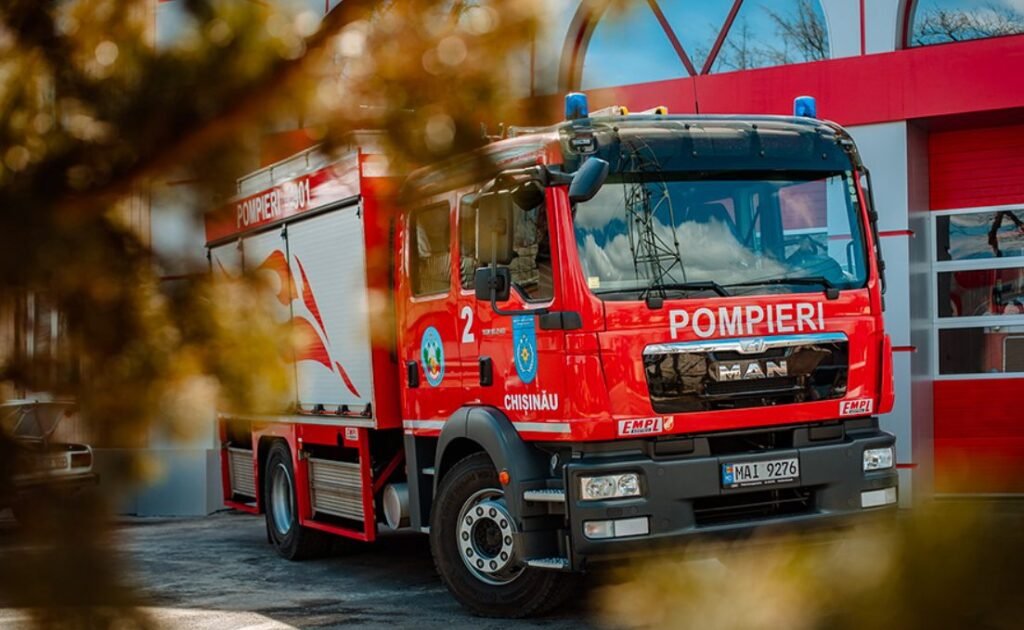 Un apartament de pe strada Liviu Deleanu din Capitală a luat foc. Pompierii au reușit să localizeze incendiul