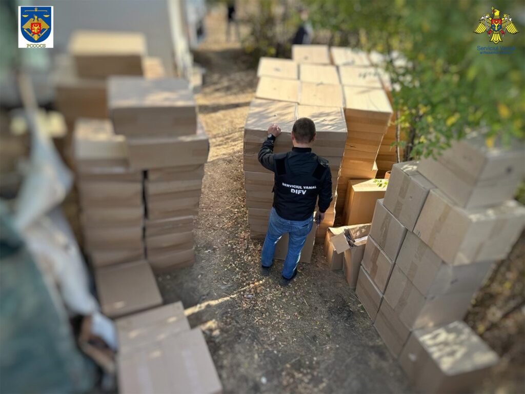 VIDEO// Captură de aproape 1.500.000 țigări fără acte, după oprirea unei mașini la Grătiești 2 VIDEO// Captură de aproape 1.500.000 țigări fără acte, după oprirea unei mașini la Grătiești