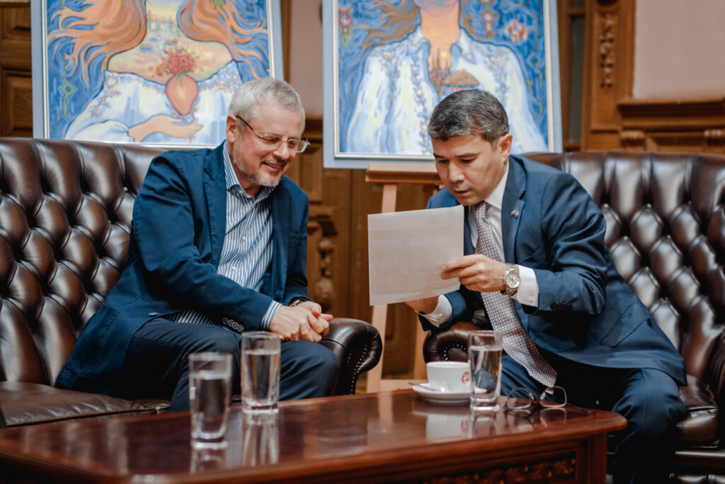 cei doi oficiali au avut un schimb de opinii