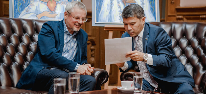 cei doi oficiali au avut un schimb de opinii