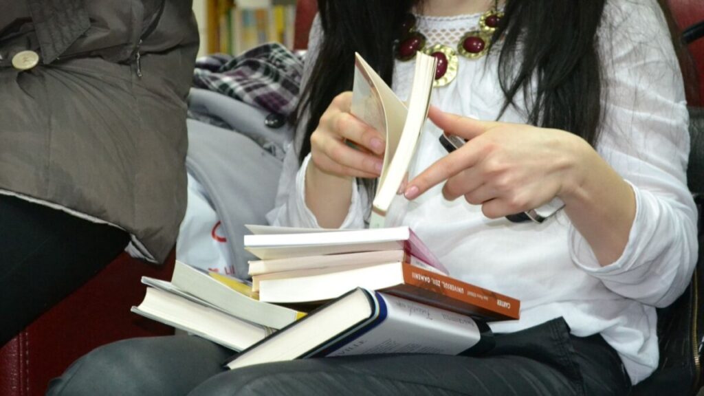 de ce ne place mirosul de carte noua