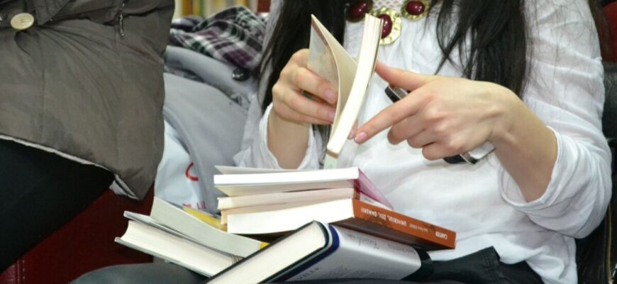 de ce ne place mirosul de carte noua