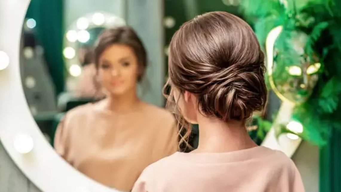 Trucuri ca să îți aranjezi părul ca la salon. Așa va arăta mereu impecabil, vei atrage toate privirile