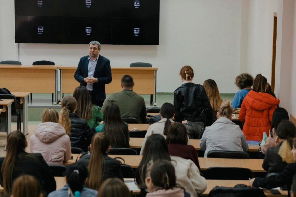 lilian carp fata in fata cu studentii de la asem