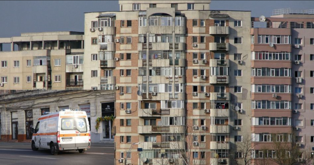 Mergea pe trotuar în timp ce femeia care s-a aruncat de la etajul cinci, a căzut peste ea 1 mergea pe trotuar in timp ce femeia care s a aruncat de la etajul cinci a cazut peste ea