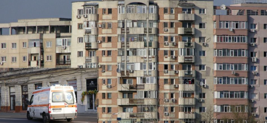 mergea pe trotuar in timp ce femeia care s a aruncat de la etajul cinci a cazut peste ea