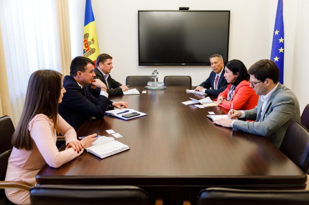 ministrul finantelor si reprezentanta trezoreriei sua